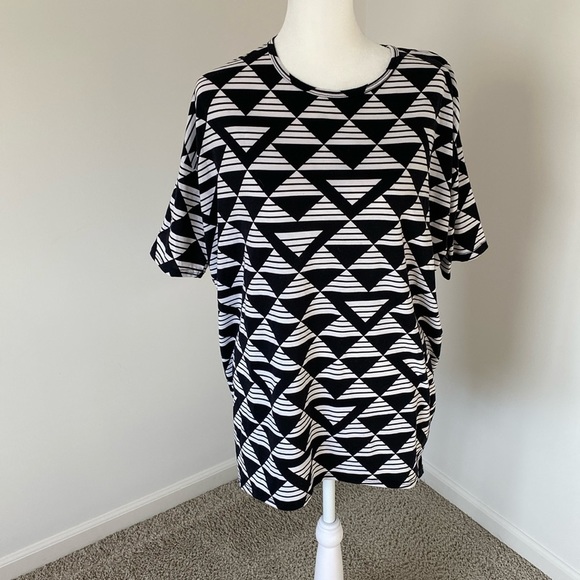 LuLaRoe Tops - LulaRoe Irma 💕